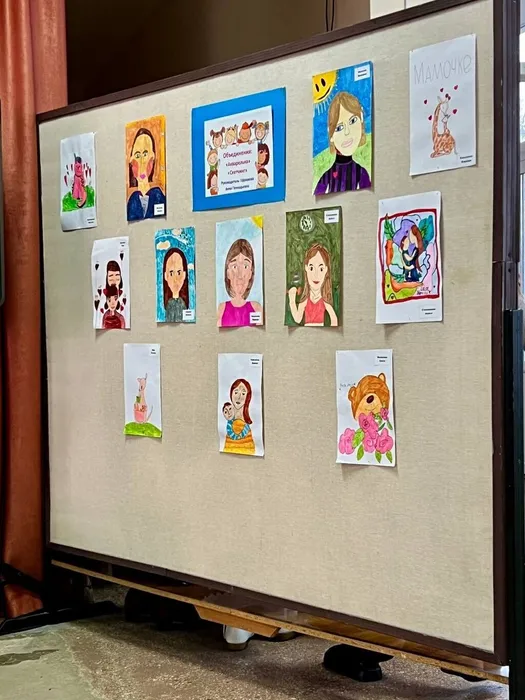 Фотография выставки рисунков ко Дню матери. Творческие работы обучающихся объединения "Скетчинг"