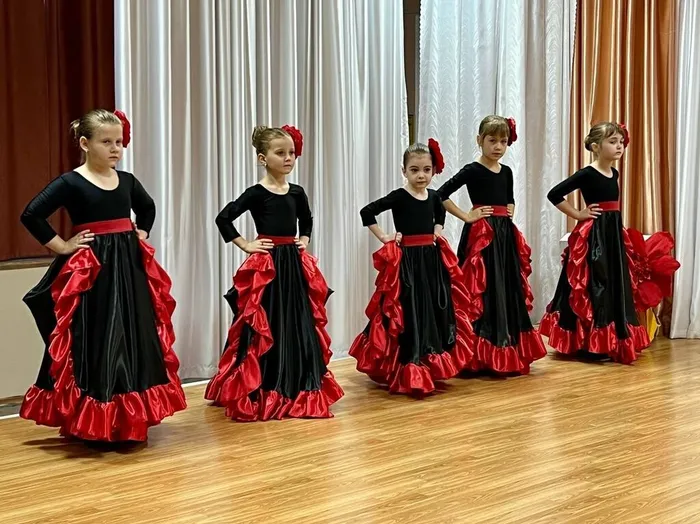 Фотография обучающихся объединения "Капельки". Концертный номер "Испанский танец"