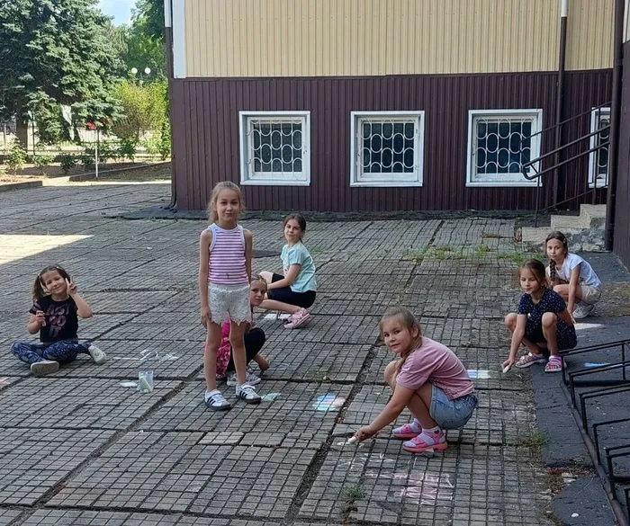 Фотография обучающихся объединения "Краски лета" Дома творчества.