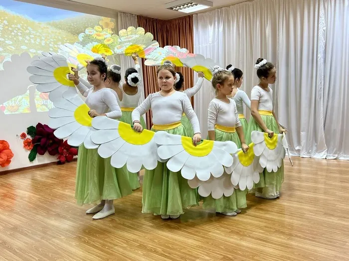 Фотография обучающихся объединения "Калейдоскоп". Концертный номер "Ромашки"