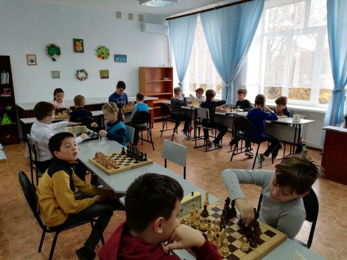 Фотография проведения осеннего турнира по шахматам среди учащихся объединения "Увлекательный мир шахмат"