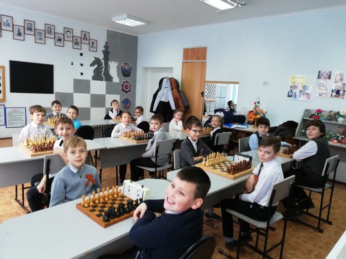 Фотография блиц-турнира по шахматам в рамках мероприятия "Спорт-уроки мужества", посвященного празднованию "Дня защитника Отечества". Объединение "Увлекательный мир шахмат".