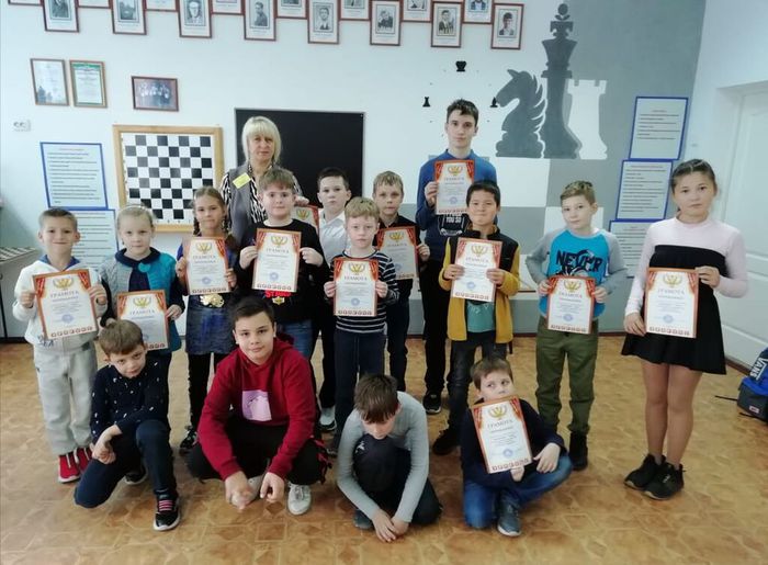 Общая фотография участников осеннего турнира по шахматам среди учащихся объединения "Увлекательный мир шахмат"