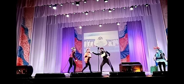 Фотография выступления участников зонального этапа Большого всероссийского фестиваля детского и юношеского творчества, в том числе детей с ограниченными возможностями здоровья в 2023 году