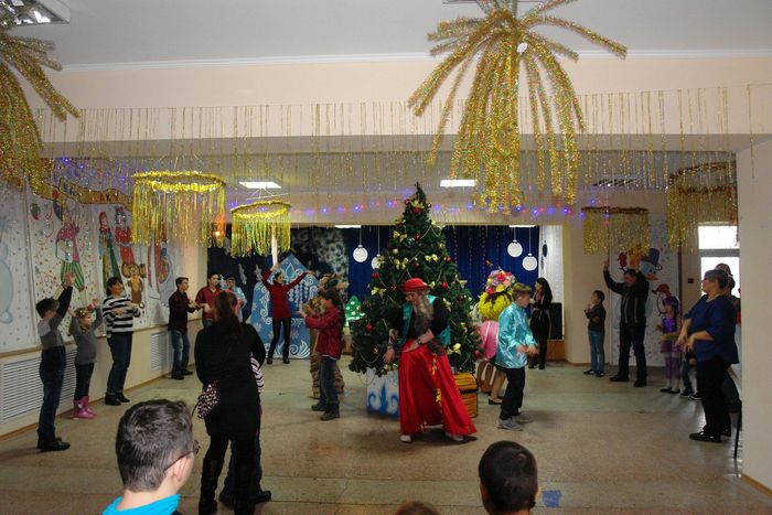Фотография новогоднего мероприятия для детей с ограниченными возможностями здоровья. Интерактивный спектакль "Приключения у новогодней елки"