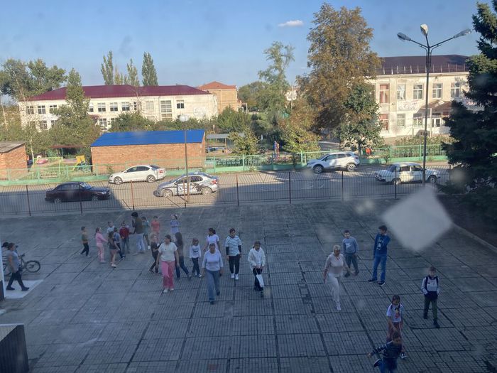 Фотография эвакуации учащихся и работников из здания учреждения