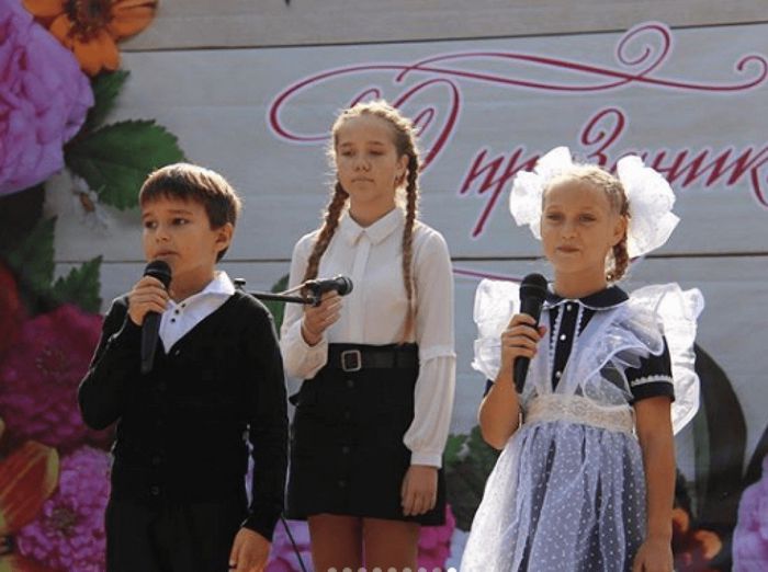 Фотография выступления учащихся МБУ ДО ДДТ ст. Старощербиновская на праздничном мероприятии посвященном Дню Учителя.