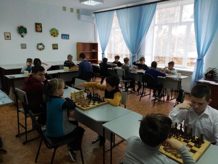 Фотография турнира по шахматам среди учащихся объединения "Увлекательный мир шахмат"