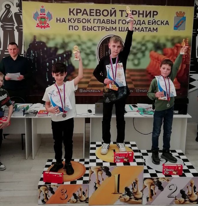 Фотография победителей и призеров краевого турнира на "Кубок главы города Ейска" по быстрым шахматам.